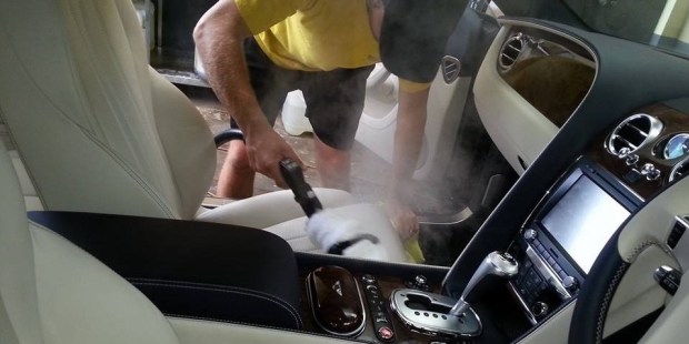 AutoWash áp dụng công nghệ hơi nước nóng cho một số xe khi vệ sinh nội thất