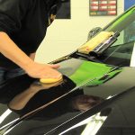 Khi rửa xe bạn nên sử dụng dụng cụ phù hợp để làm sạch bề mặt sơn xe