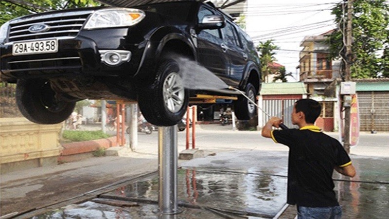 Sử dụng cầu nâng gầm xe để giúp việc vệ sinh gầm xe trở nên dễ dàng hơn