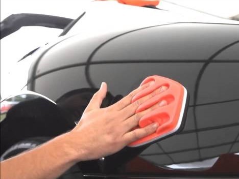 Người dùng cần một miếng mút mềm, sạch để đánh bóng cana lên bề mặt ô tô.