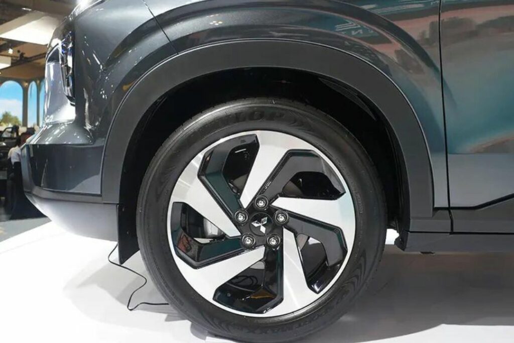 Bộ mâm Mitsubishi Xforce kích thước 18-inch cùng với đường kính lốp lớn