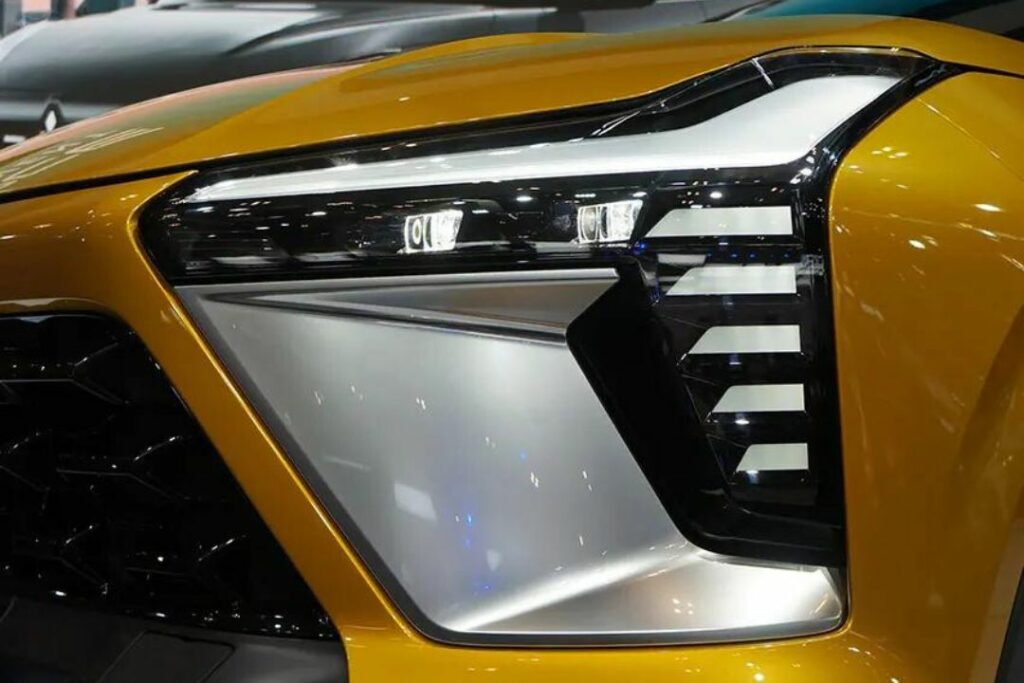 Cụm đèn chiếu sáng Mitsubishi Xforce 2023 dạng T-shape kết cấu phân tầng kết hợp với dải LED ban ngày hình chữ L